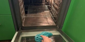 Господині розповіли, як почистити духову шафу без тертя