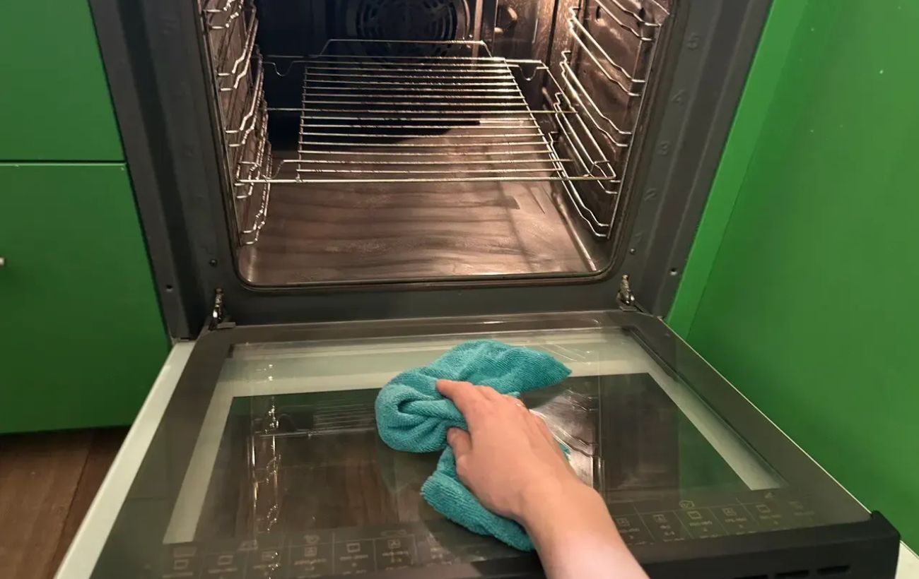 Експерти пояснили, як очистити духовку від жиру та бруду без клопоту та швидко