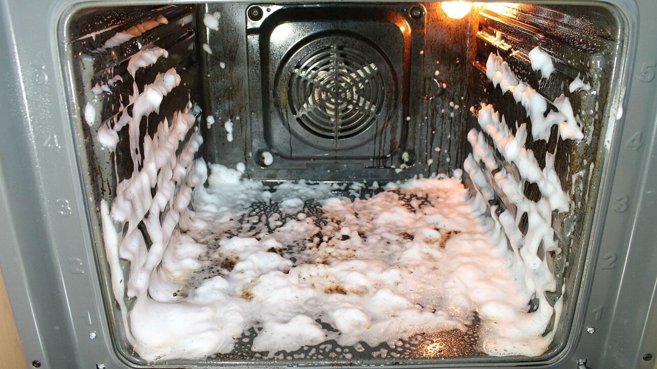 Експерти пояснили, як очистити духовку від жиру та бруду без клопоту та швидко