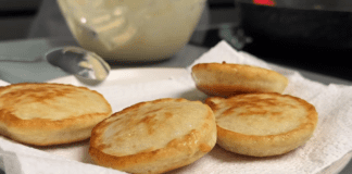 Господині розповіли, як приготувати пухкі та ніжні оладки 