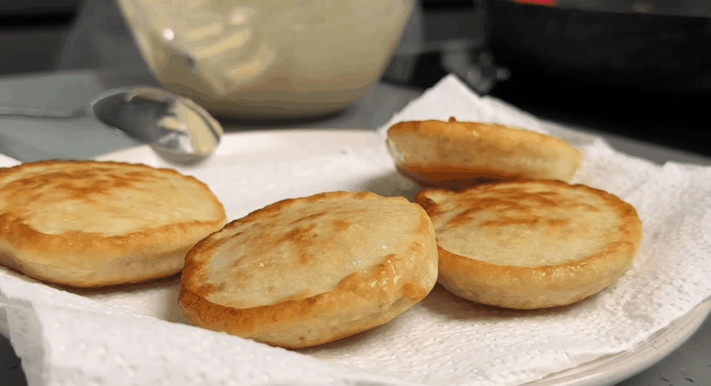 Балую сім’ю на сніданок пишними оладками: 3 добавки для пухового тіста – оладки “ростуть” самі на сковороді 