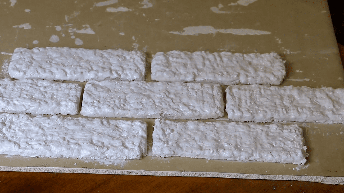 Експерти розповіли, як використати яєчні лотки для оздоблення стін