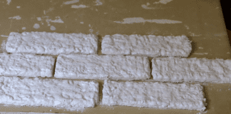 Експерти розповіли, як використати яєчні лотки для оздоблення стін