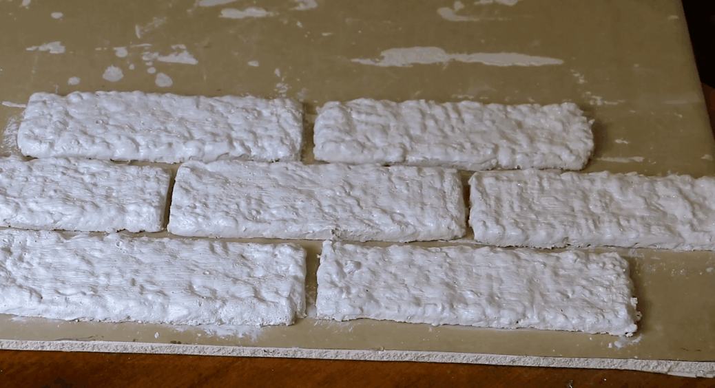 Яєчні лотки не для смітника: замочила їх у воді, додала ЦЕ – вийшла цегла, як для ремонту, але за 3 копійки 