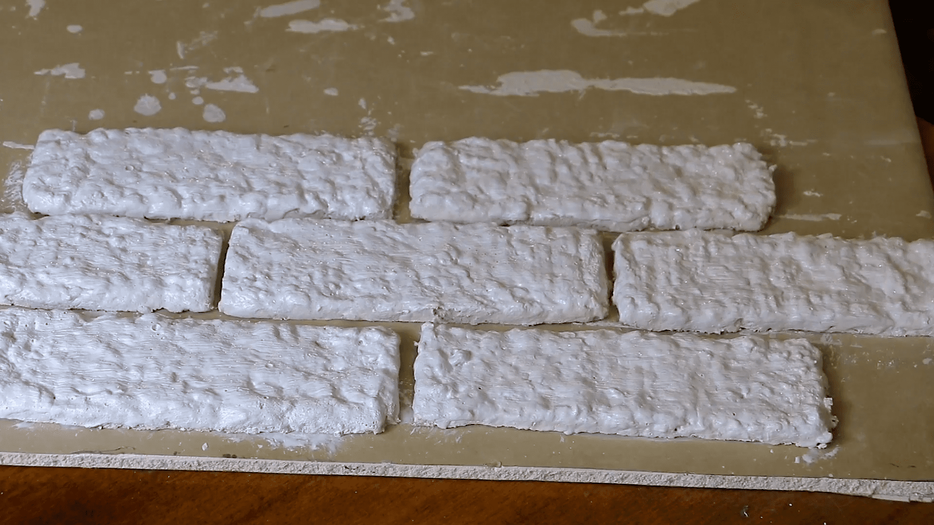 Експерти розповіли, як використати яєчні лотки для оздоблення стін