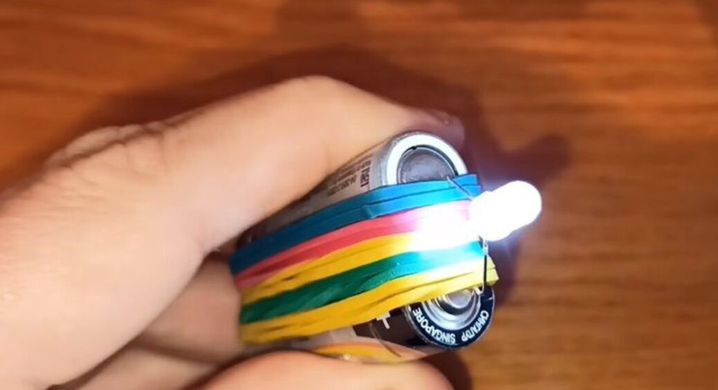 Кум-електрик показав, як зробити 1 вічний ліхтарик з двох батарейок: виручає в темряві, коли графіки – жах 