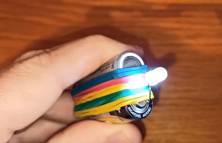 Експерти пояснили, як зібрати ліхтарик з батарейок 