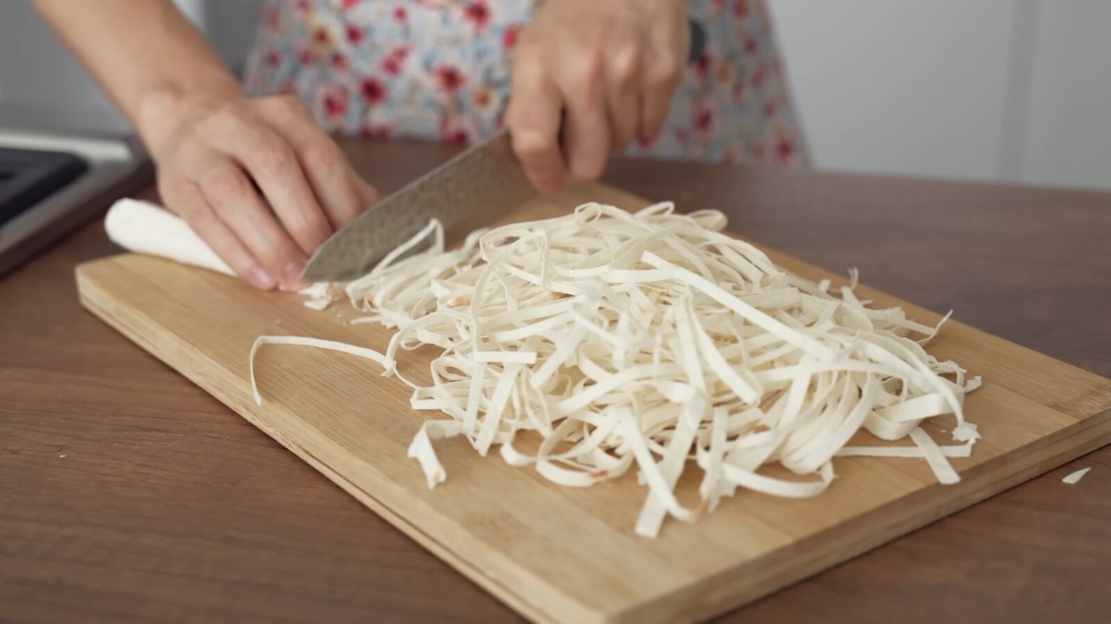 Господиня показала, як швидко приготувати вечерю з лаваша на сковороді. Фото: YouTube culinary_tricks