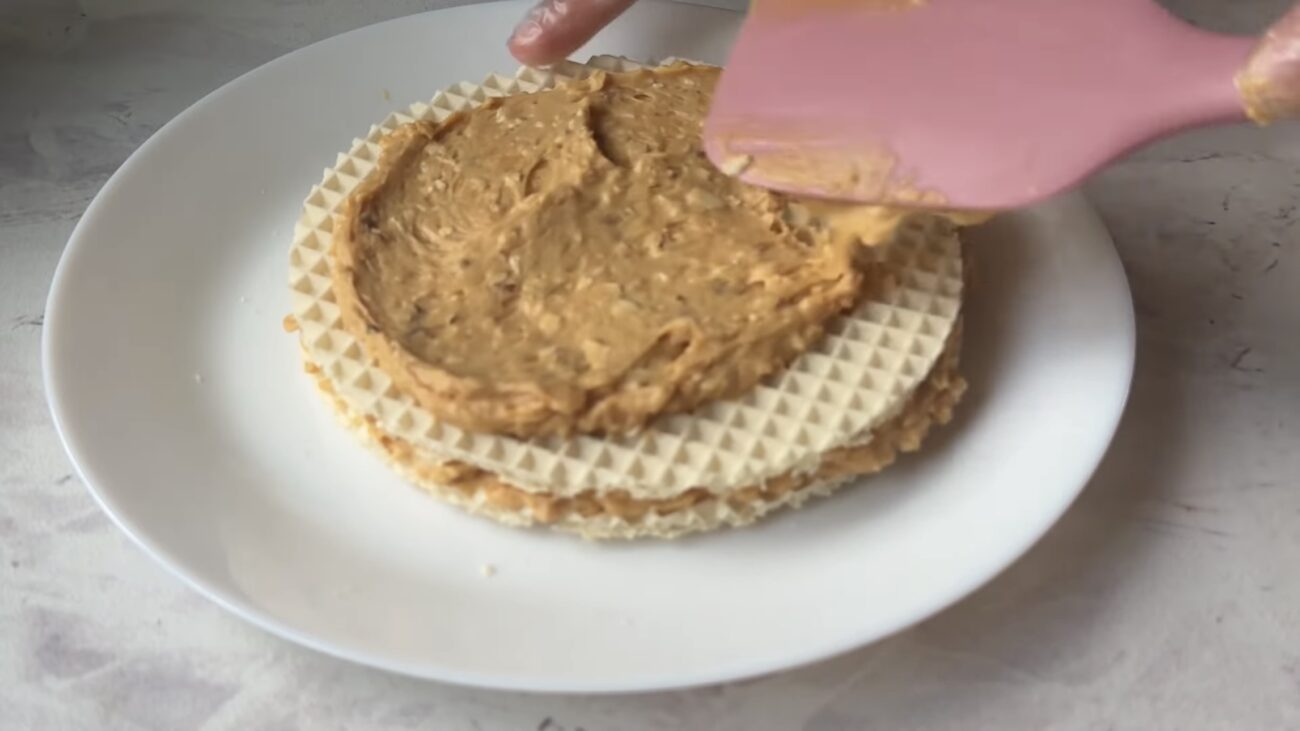 Господині розповіли, як приготувати смачний вафельний торт з цікавим кремом 