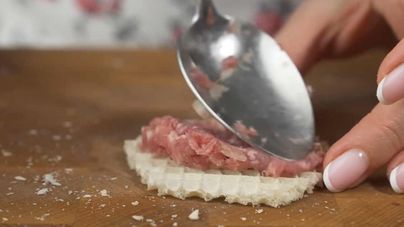 Господині розповіли рецепт лінивих відбивних у вафельних коржах 