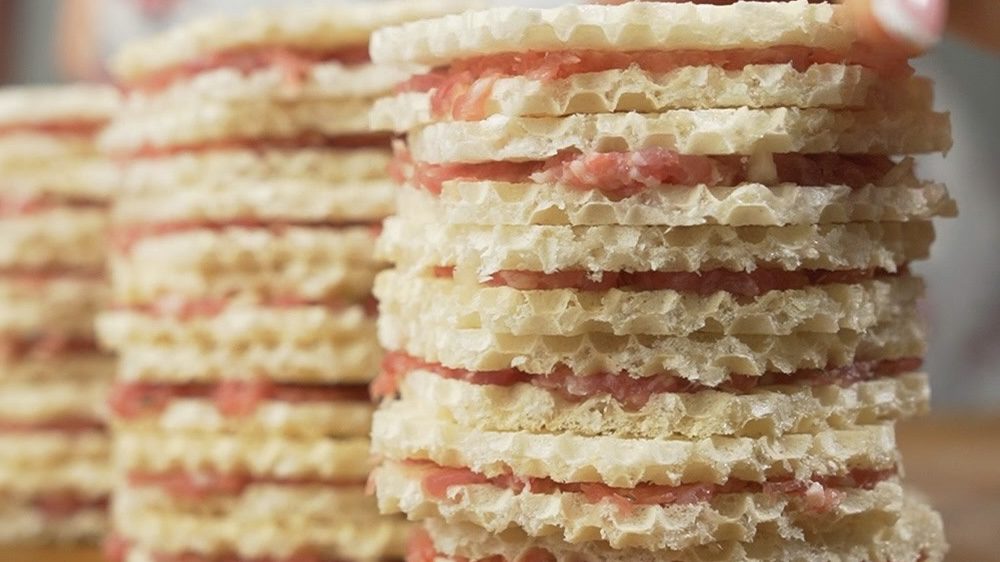 Господині розповіли рецепт лінивих відбивних у вафельних коржах 