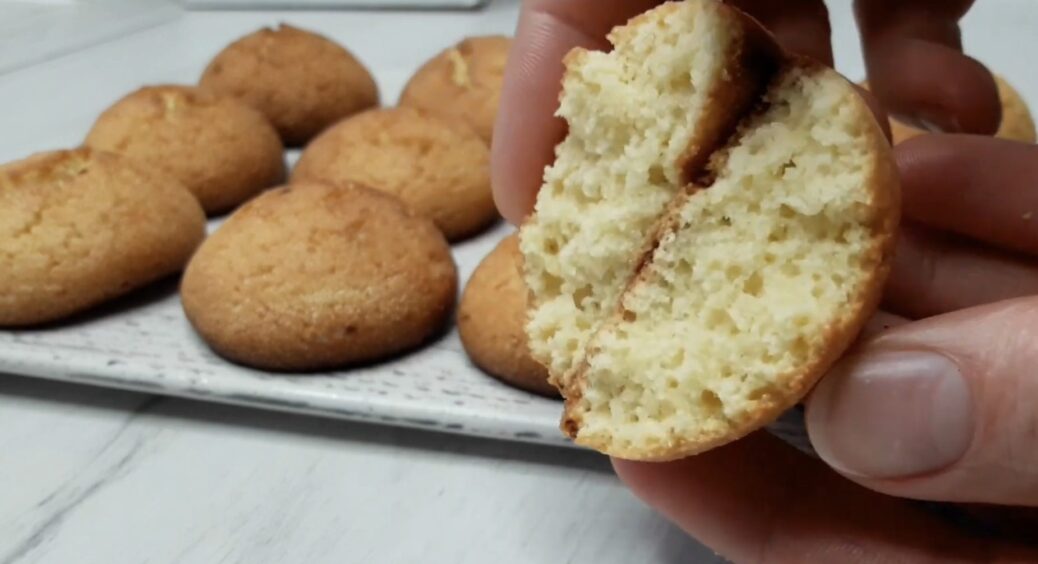 Найпростіше печиво з манки і ще 3 інгредієнтів: під чашку чаю залітає “як діти в школу” — радимо приготувати 