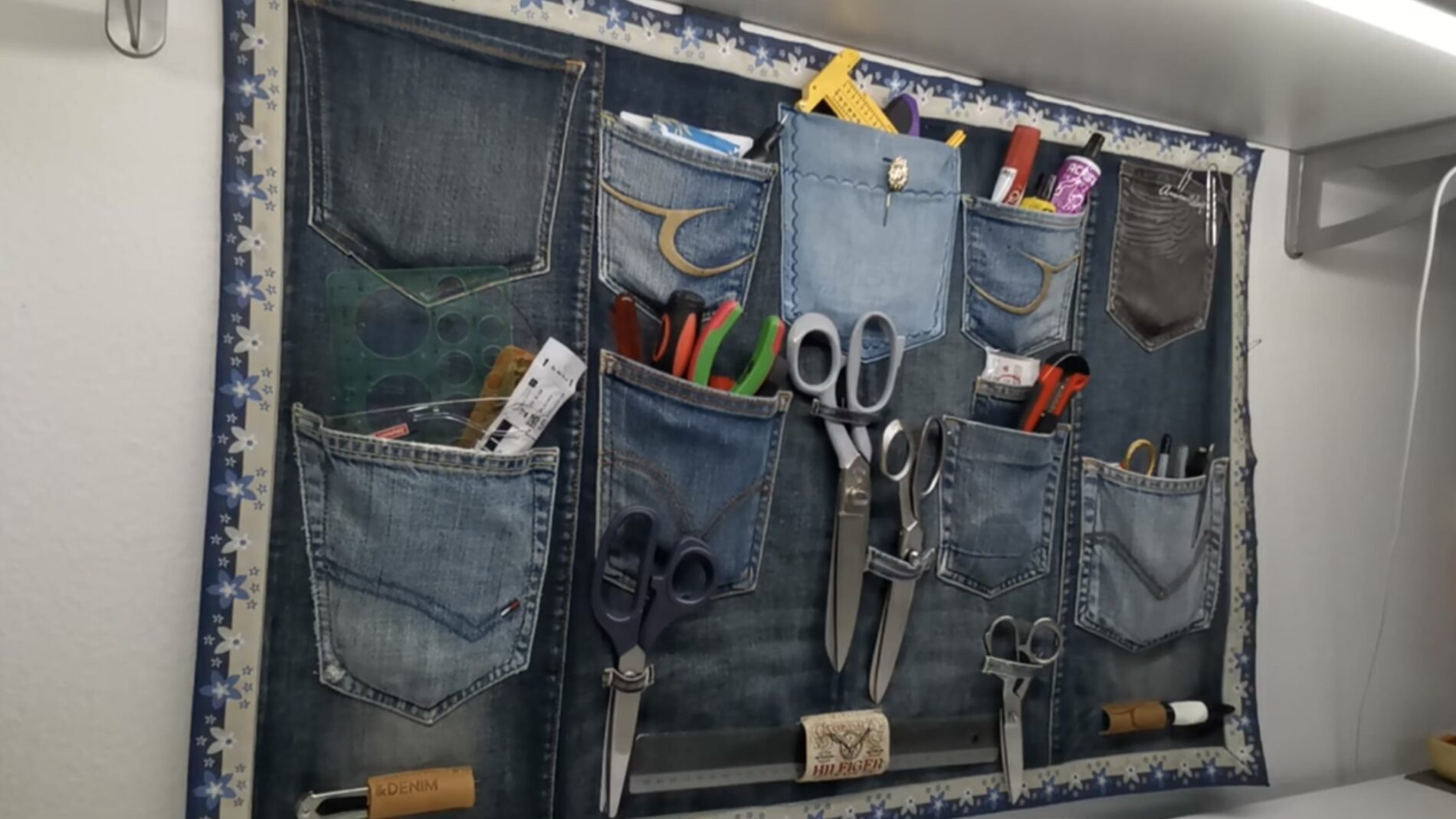 Господарі розповіли, як можна використовувати старі джинси у гаражі 