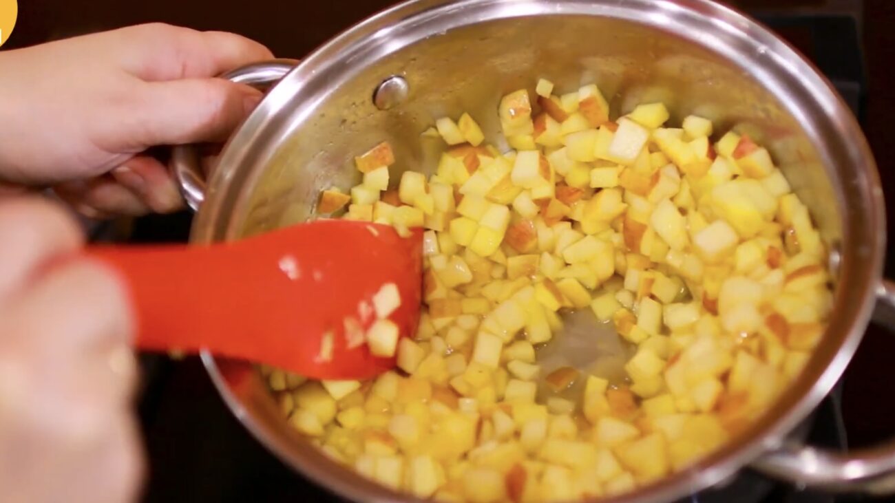 Господині розповіли, як приготувати смачні пиріжки з яблуками 