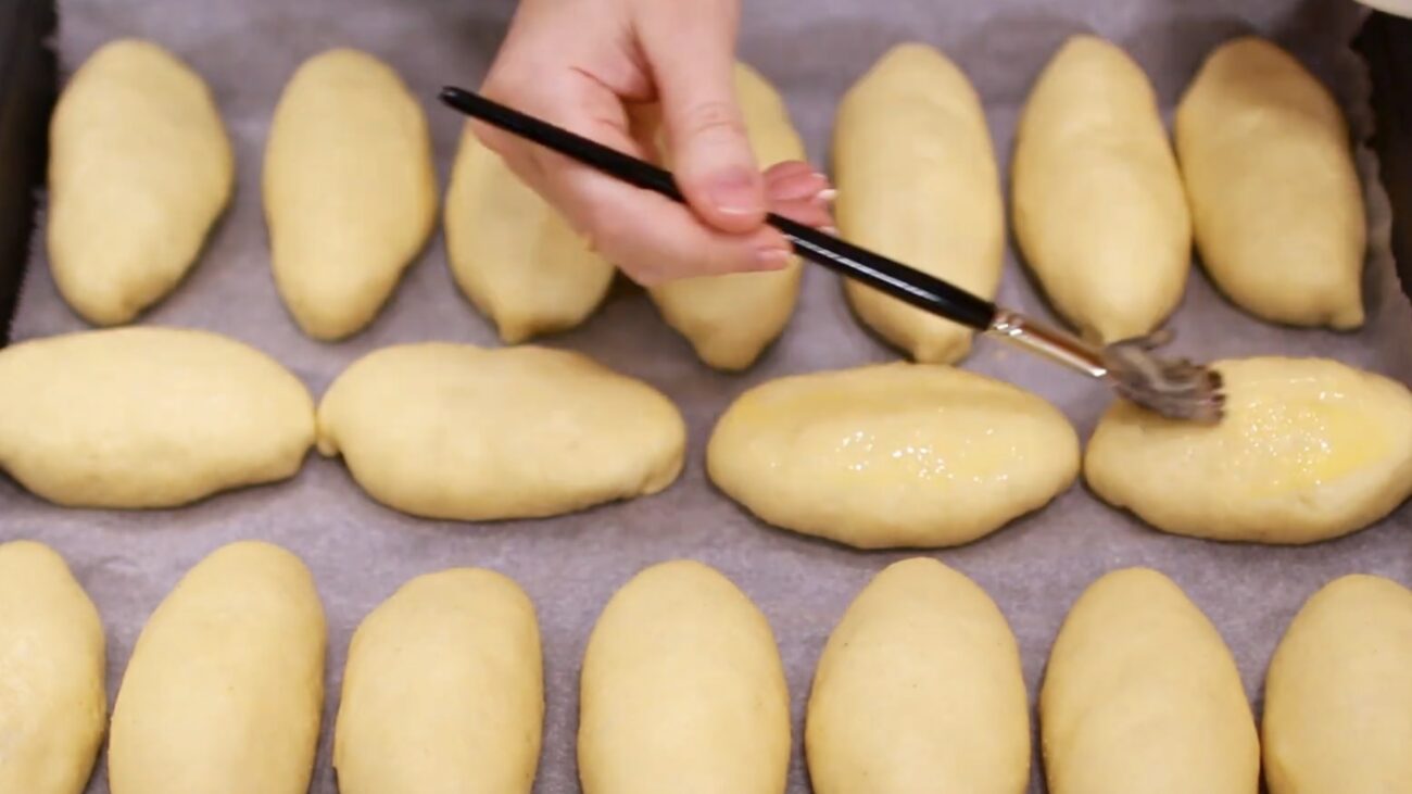 Господині розповіли, як приготувати смачні пиріжки з яблуками 