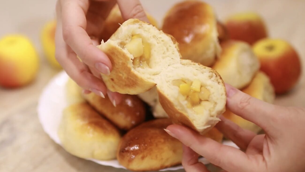 Господині розповіли, як приготувати смачні пиріжки з яблуками