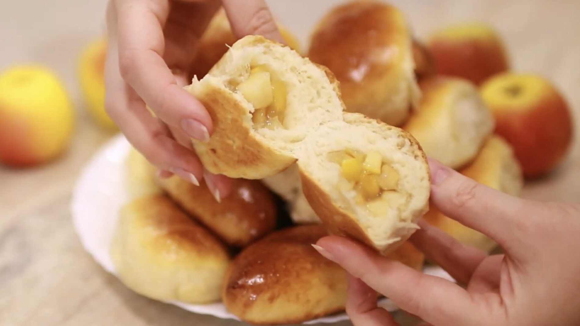 Господині розповіли, як приготувати смачні пиріжки з яблуками 