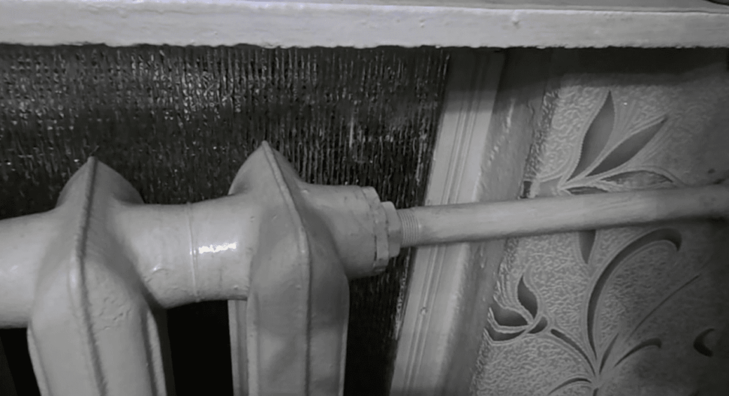 Кум-сантехнік навчив, як залатати дірку в батареї: 1 жменя солі на марлю – і вдома сухо, як у пустелі Сахара 