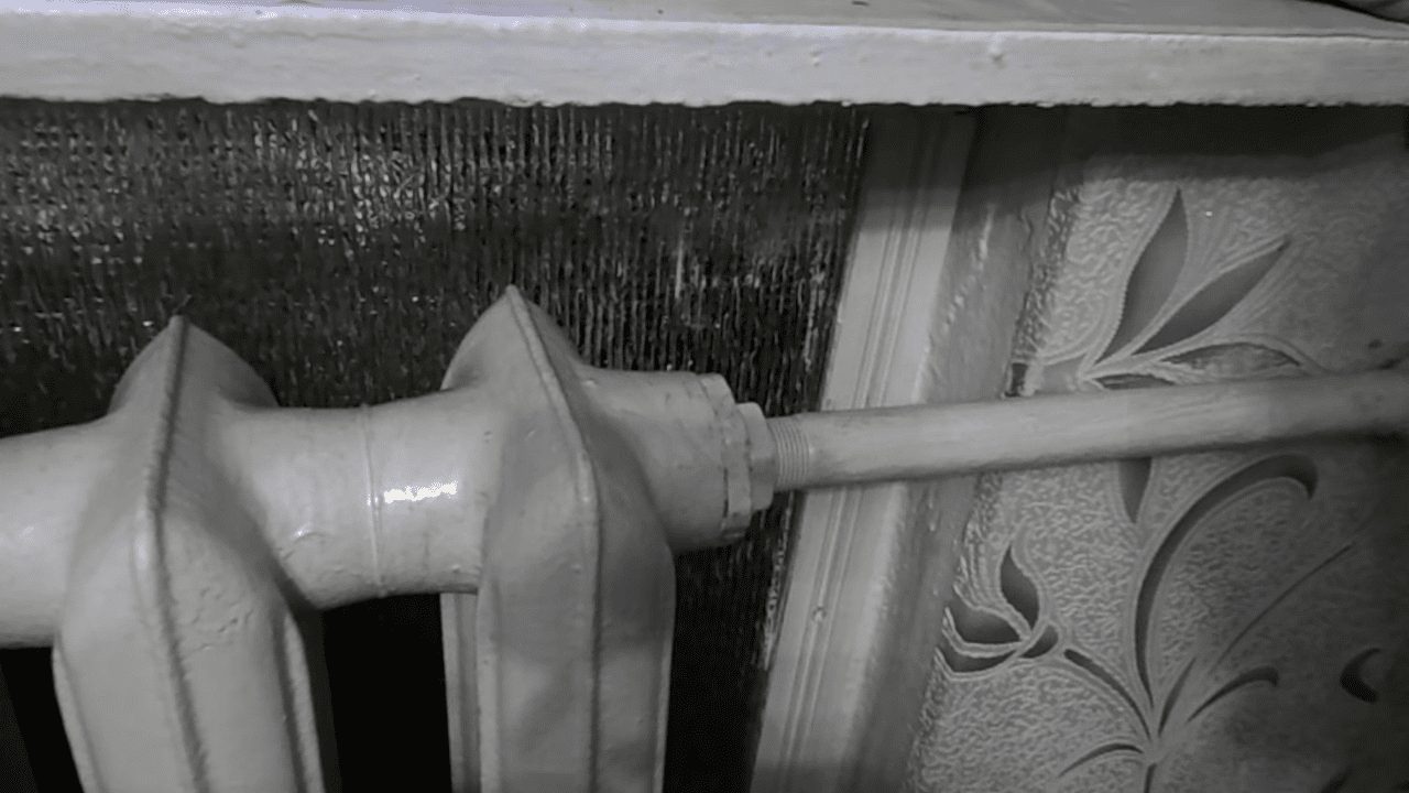 Сантехніки розповіли, як зупинити невелике протікання в місці з'єднання батареї