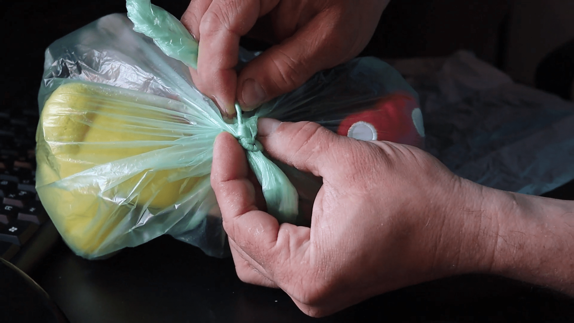 Експерти назвали простий спосіб розв'язувати вузли поліетиленових пакетів