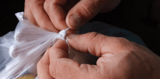 Експерти назвали простий спосіб розв'язувати вузли поліетиленових пакетів