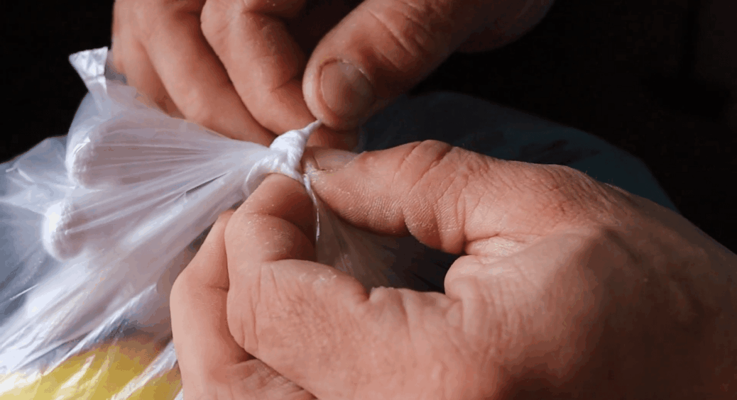 Не рви пакет і не гризи зубами – є 1 прийом зі скручуванням, який знає кожна бабця на базарі з 1989 року 