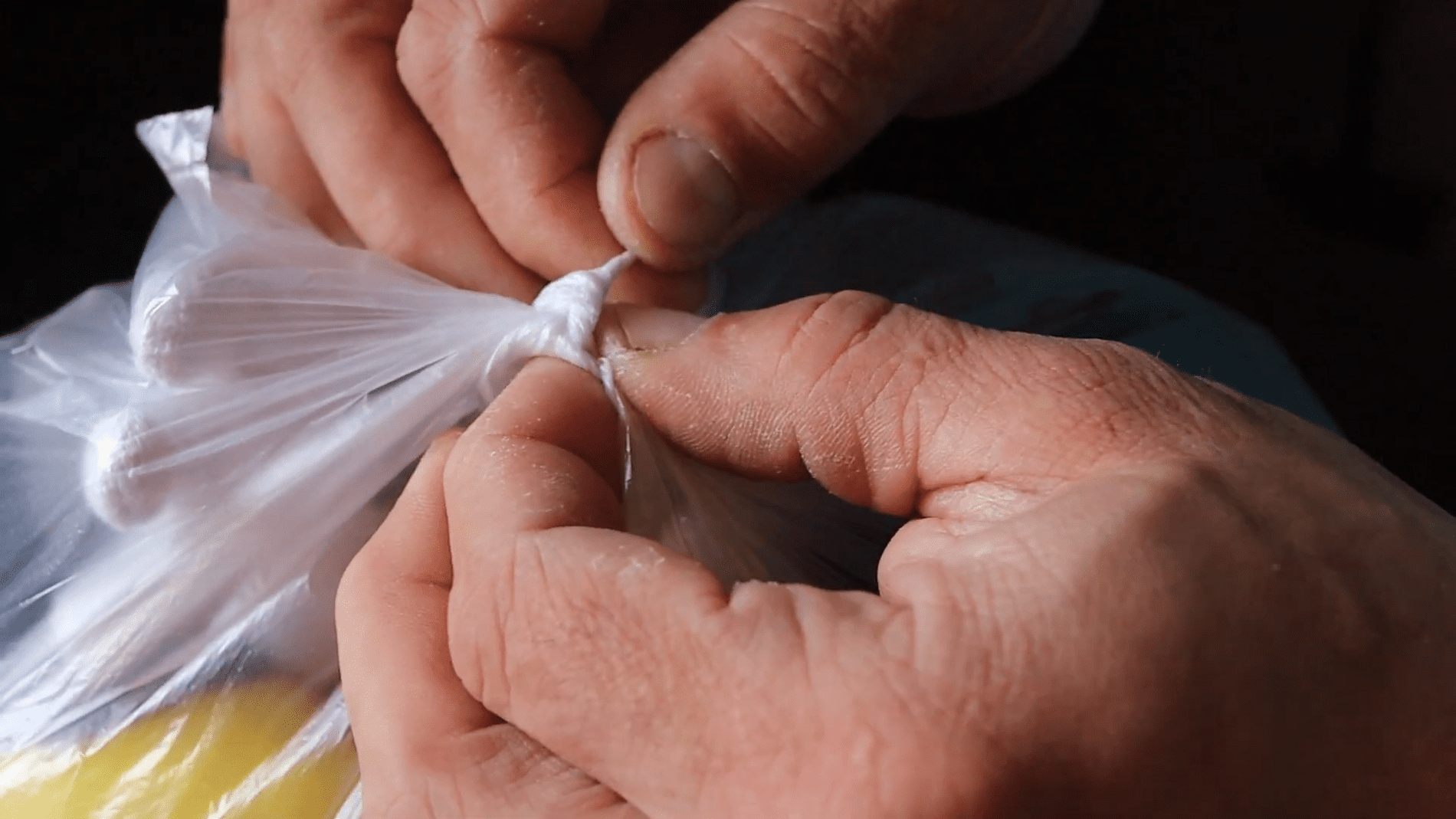 Експерти назвали простий спосіб розв'язувати вузли поліетиленових пакетів