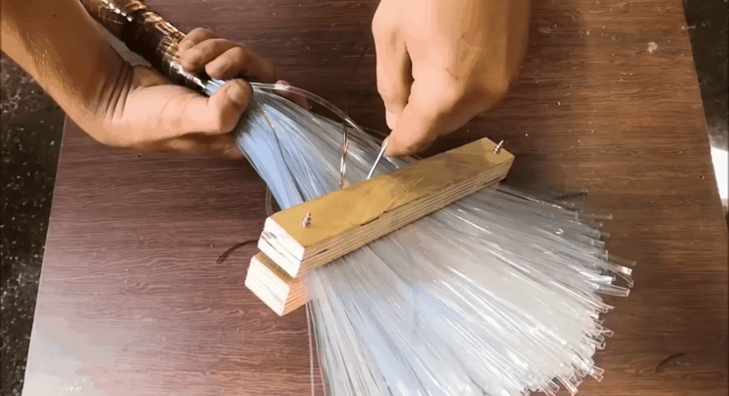 Не сміття, а знахідка: розрізаю пляшку на смужки по 1 см – отримую пишний віник, який служить роками вдома 