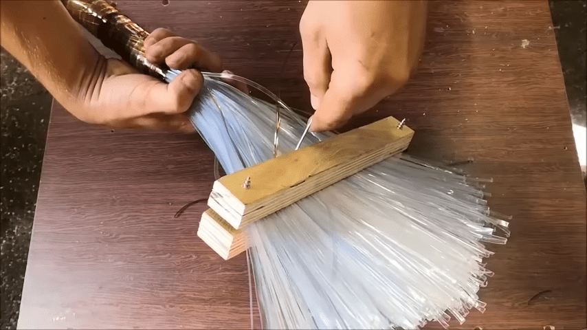 Експерти розповіли, як зробити віник зі звичайної пластикової пляшки	