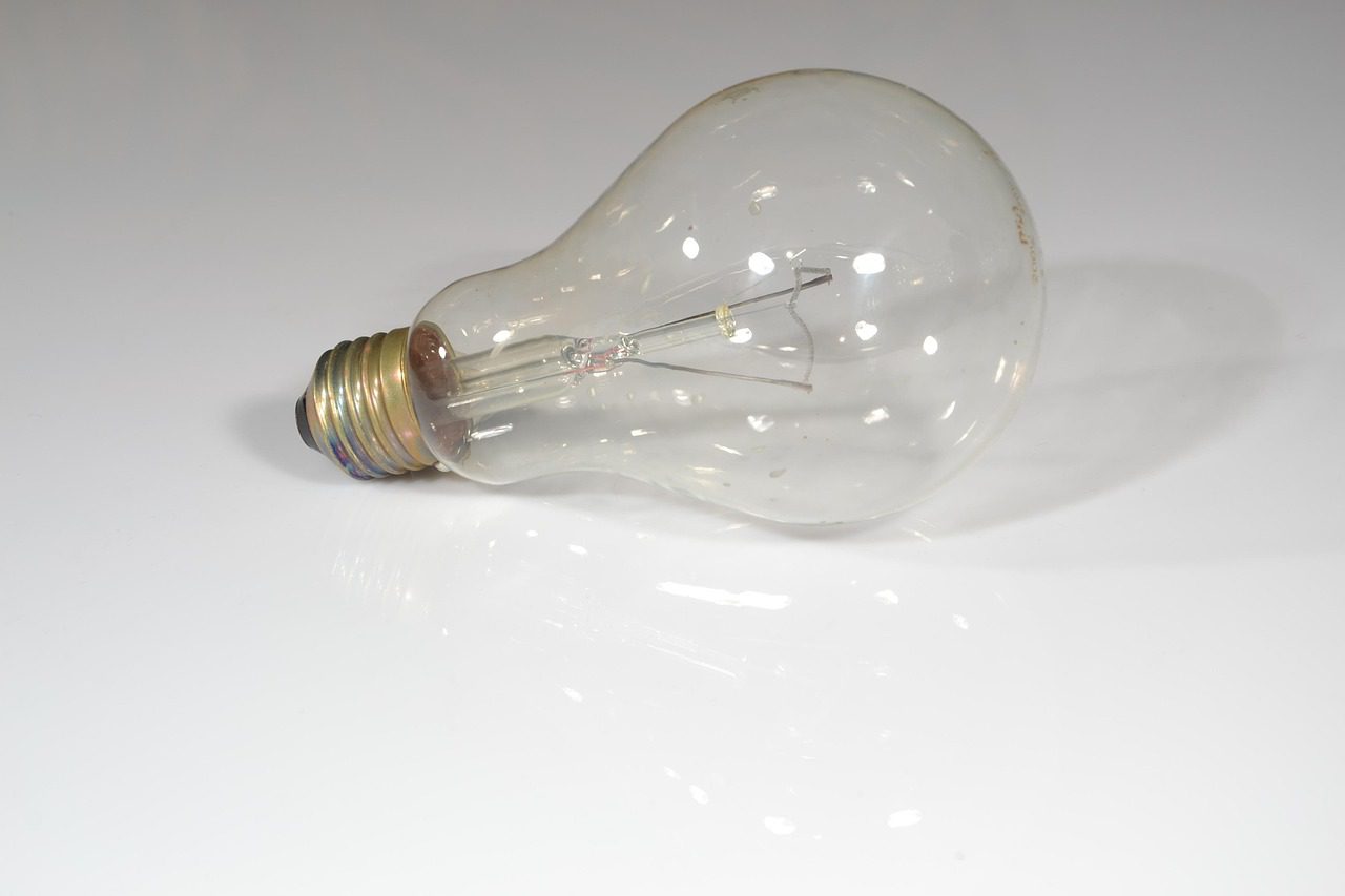 Експерти пояснили, яка помилка під час вкручування лампочки змушує її перегорати швидше