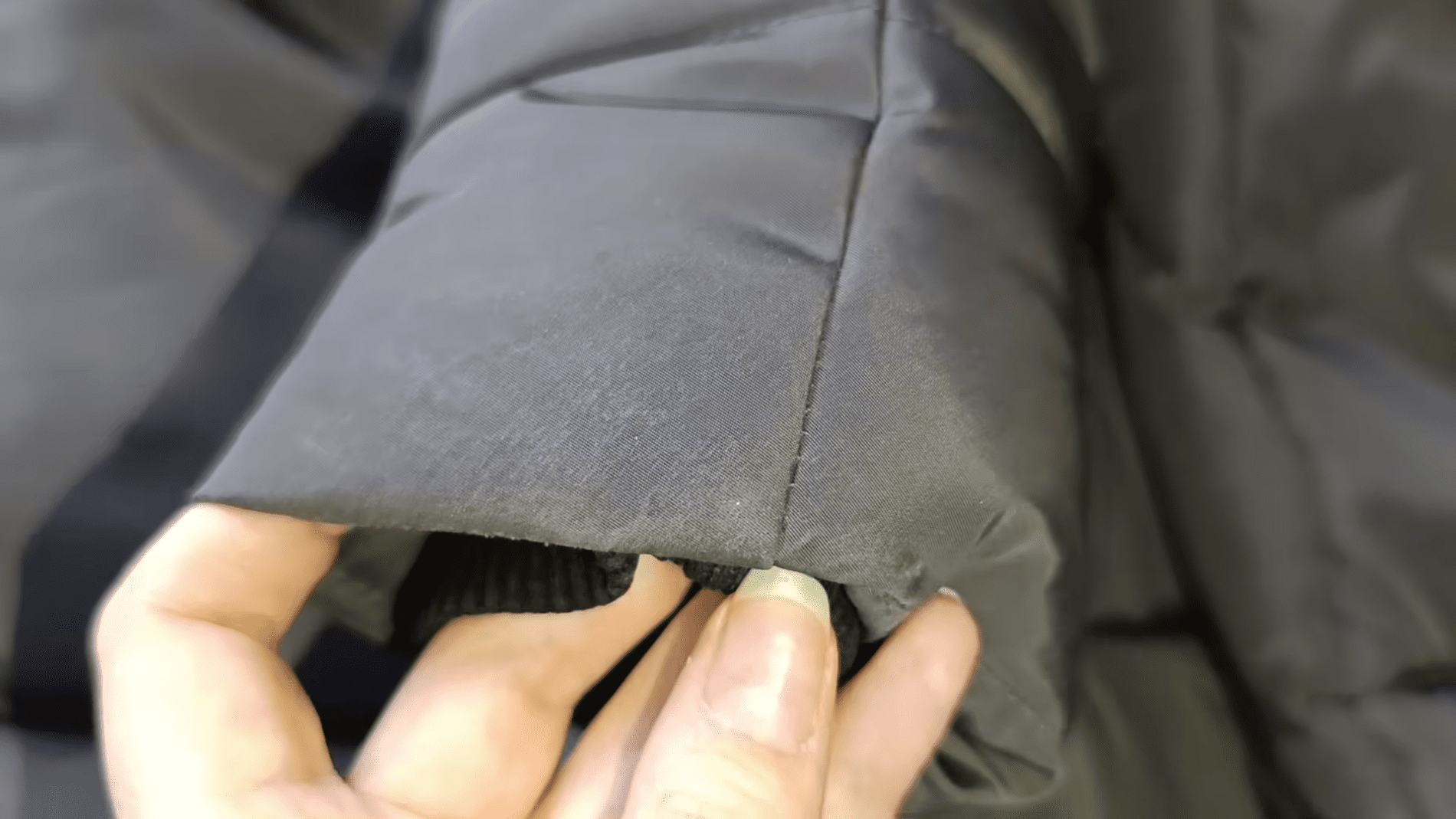 Господині розповіли, як точково очистити плями на куртках