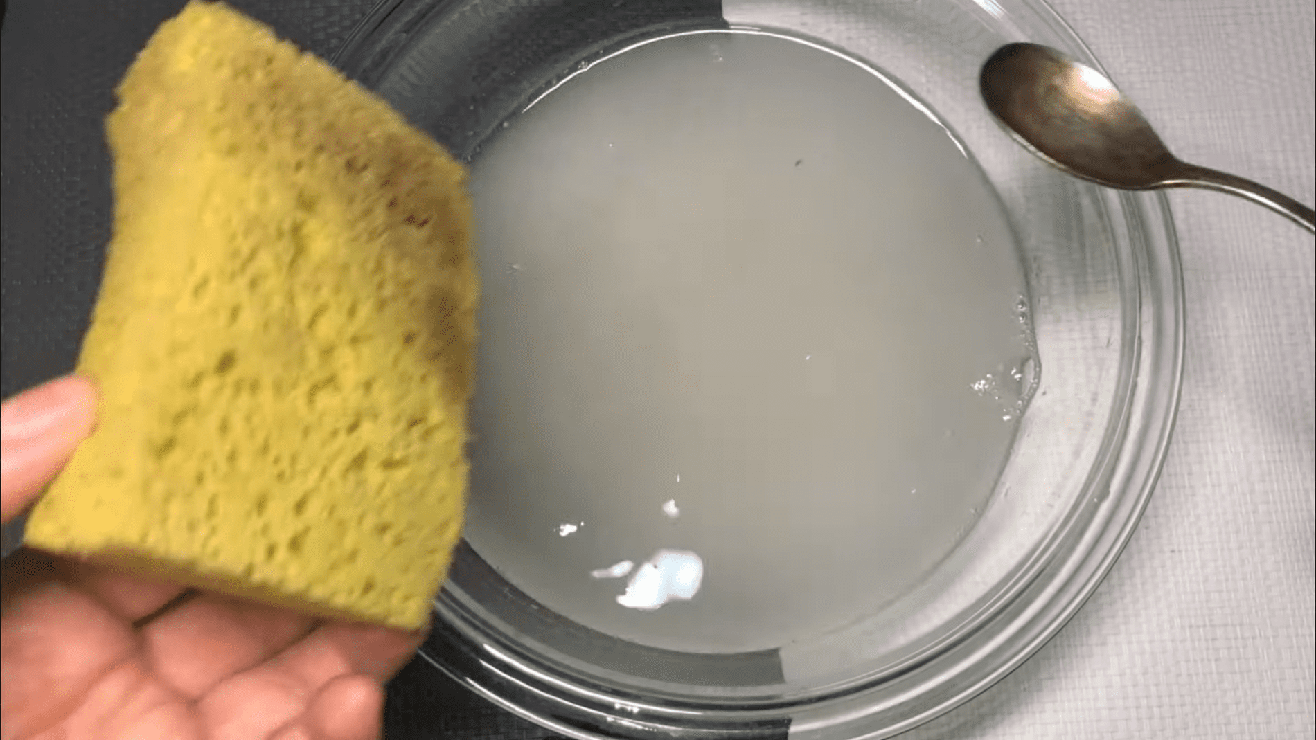 Господині розповіли, як швидко очистити забруднені губки для посуду