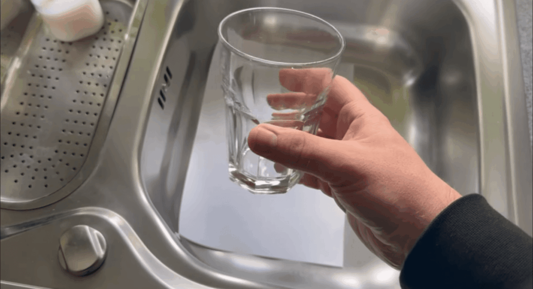 Їду у відпустку – кладу папір у раковину й ставлю 1 склянку: повертаюсь через 2 тижні, а вдома рай. Ось чому 