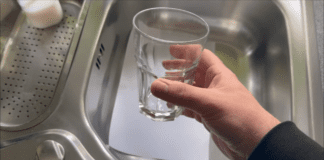 Експерти розповіли, як уникнути неприємного запаху з раковини