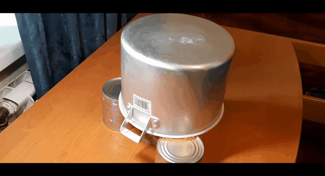 Коли зникло світло, я не панікувала: кастрюля, 3 банки та свічка за хвилину дали тепло, як від мін печі 