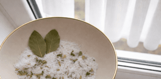 Господині розповіли, навіщо ставити на вікно сіль з лавровим листом 
