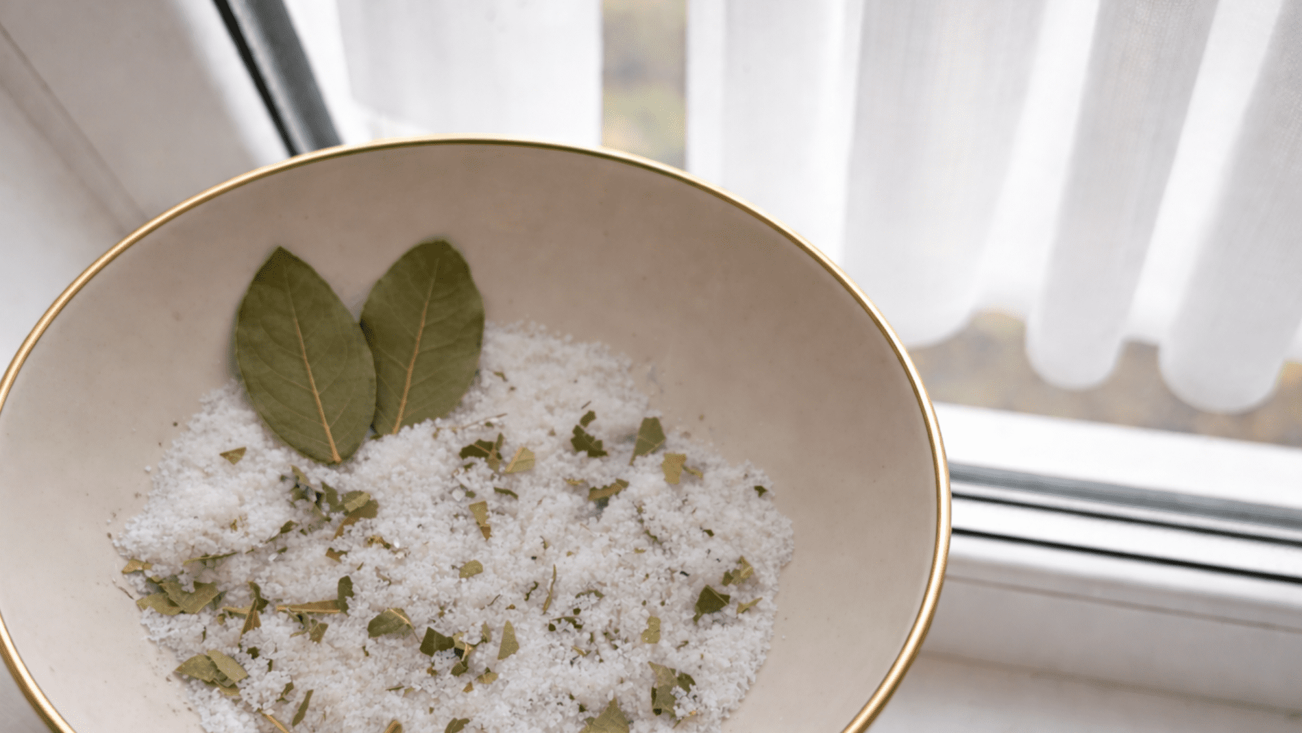 Господині розповіли, навіщо ставити на вікно сіль з лавровим листом 