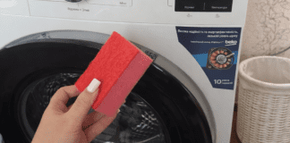 Господині розповіли, навіщо класти у барабан пралки губку для миття посуду 