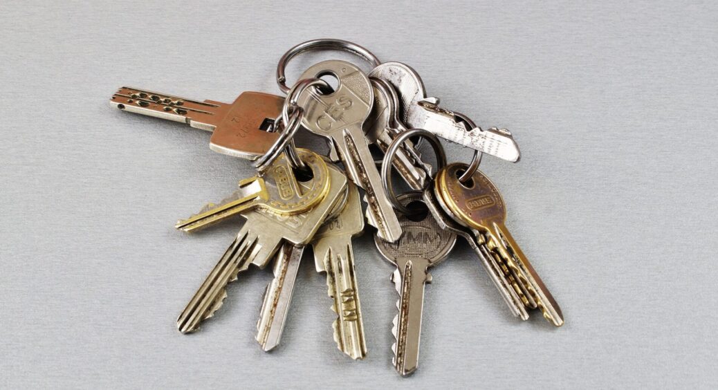 Беру 1 звичайний магніт і вішаю на нього ключі біля входу: це не забобони і не “Вуду” 