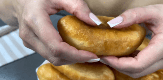 Кухарі розповіли, як приготувати пухкі та хрусткі пиріжки з картоплею