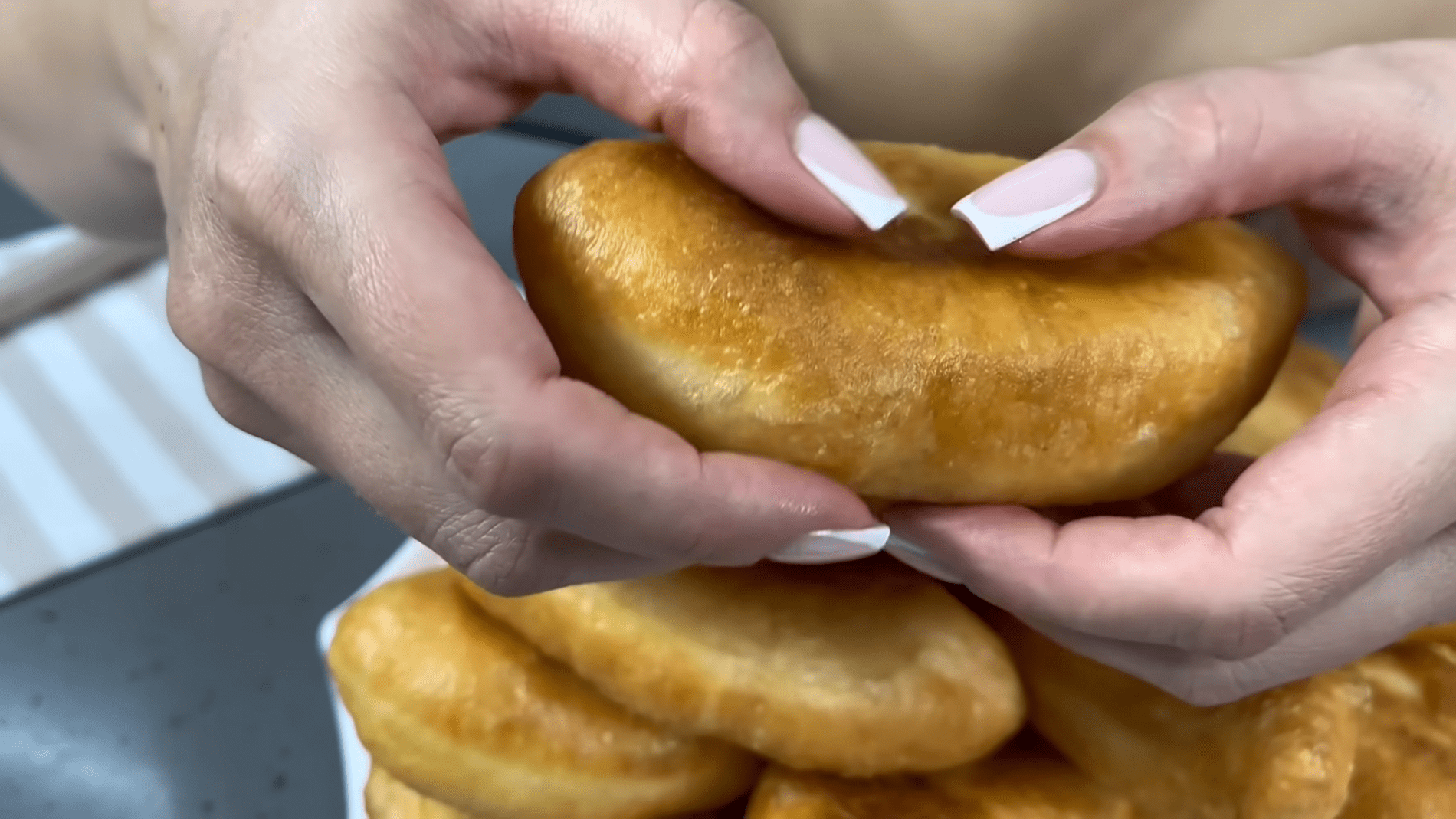 Кухарі розповіли, як приготувати пухкі та хрусткі пиріжки з картоплею