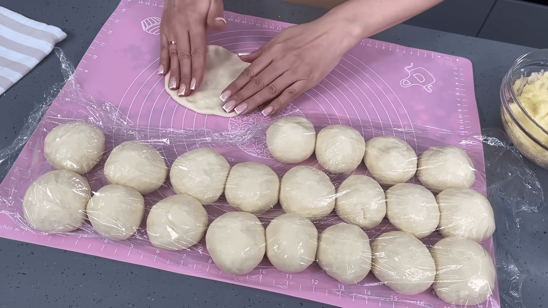 Кухарі розповіли, як приготувати пухкі та хрусткі пиріжки з картоплею