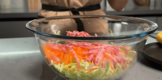 Господині розповіли, як приготувати смачний салат з ковбаси і капусти