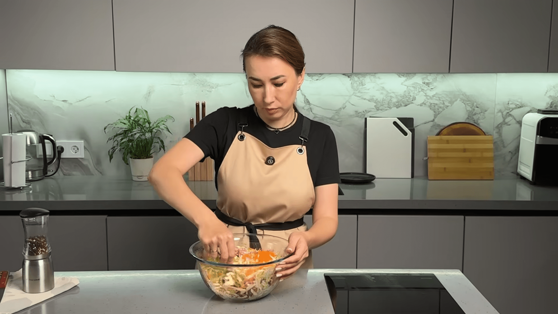 Господині розповіли, як приготувати смачний салат з ковбаси і капусти