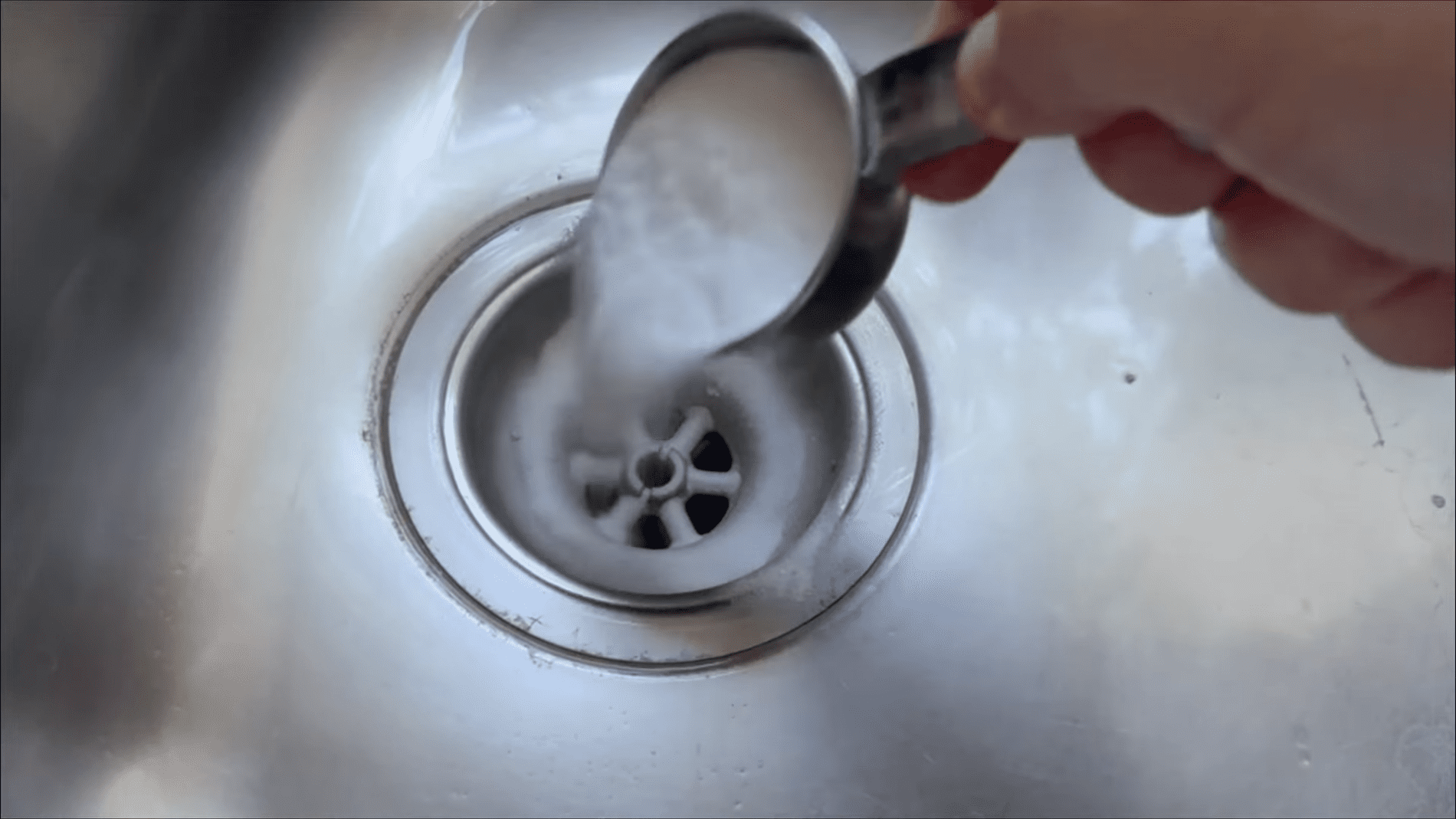 Сантехніки розповіли, як швидко прочистити забитий злив