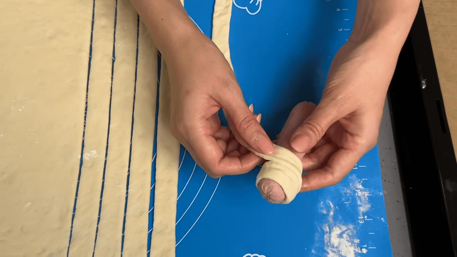 Кулінари розповіли, як приготувати смачні сосиски в тісті