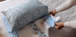 Господині розповіли, як акуратно надягнути велику наволочку на меншу подушку	