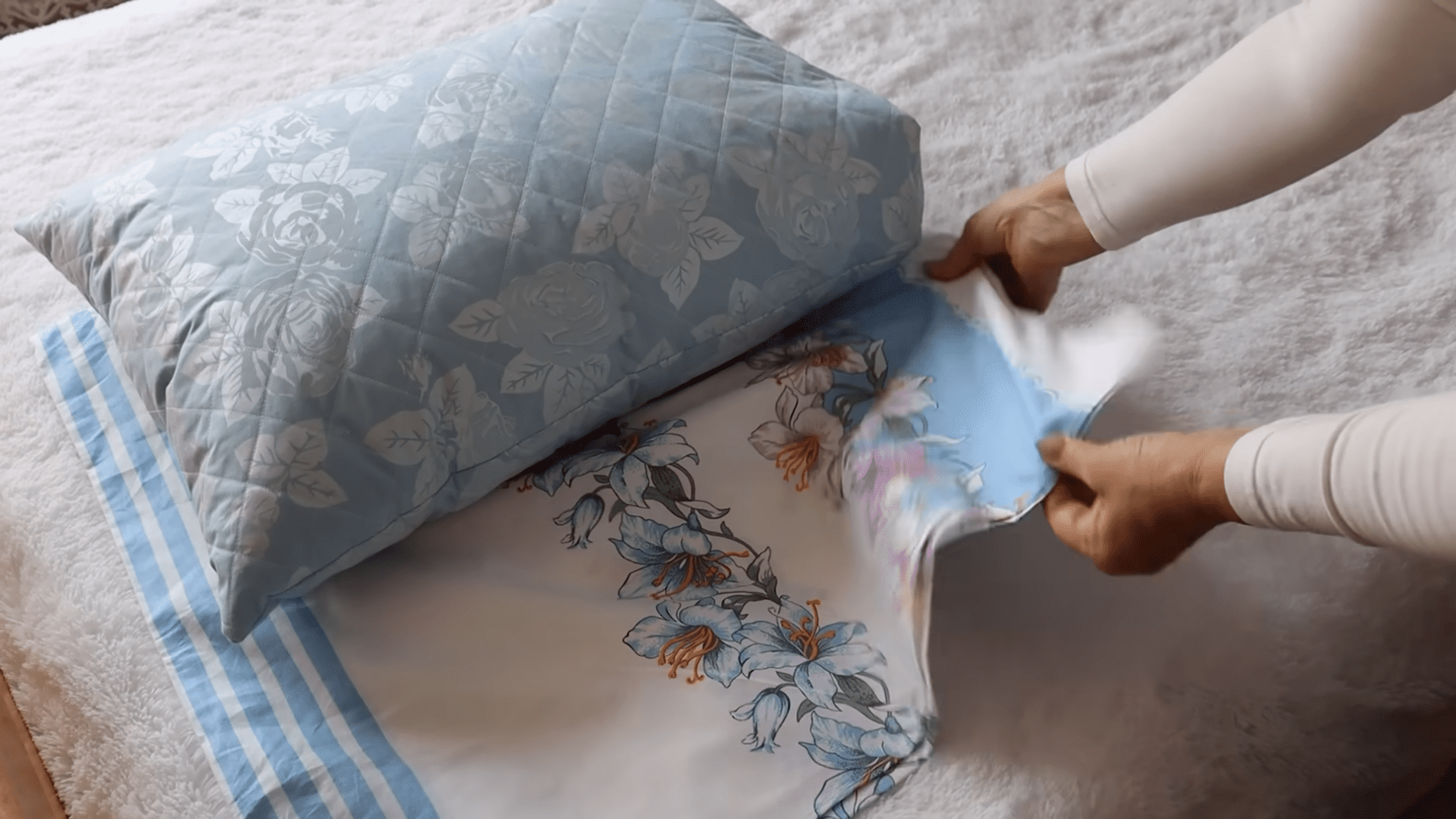 Господині розповіли, як акуратно надягнути велику наволочку на меншу подушку	