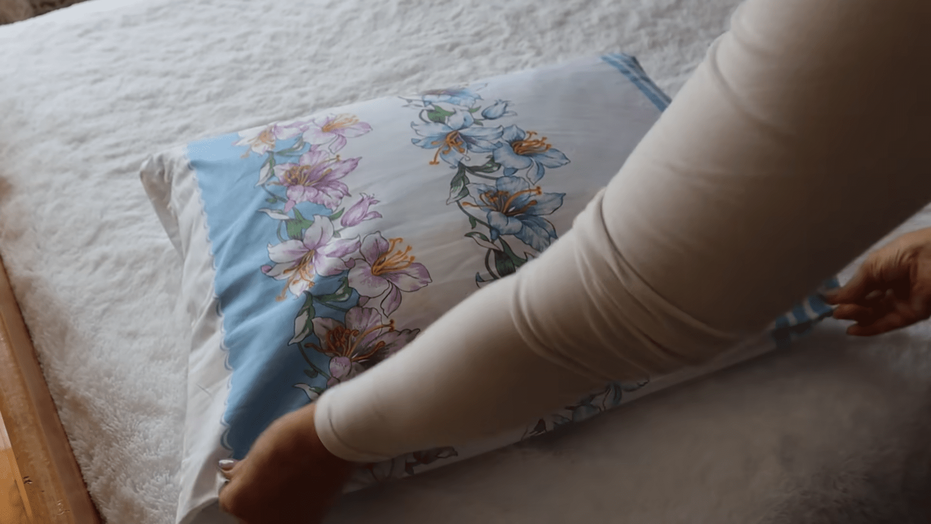 Господині розповіли, як акуратно надягнути велику наволочку на меншу подушку