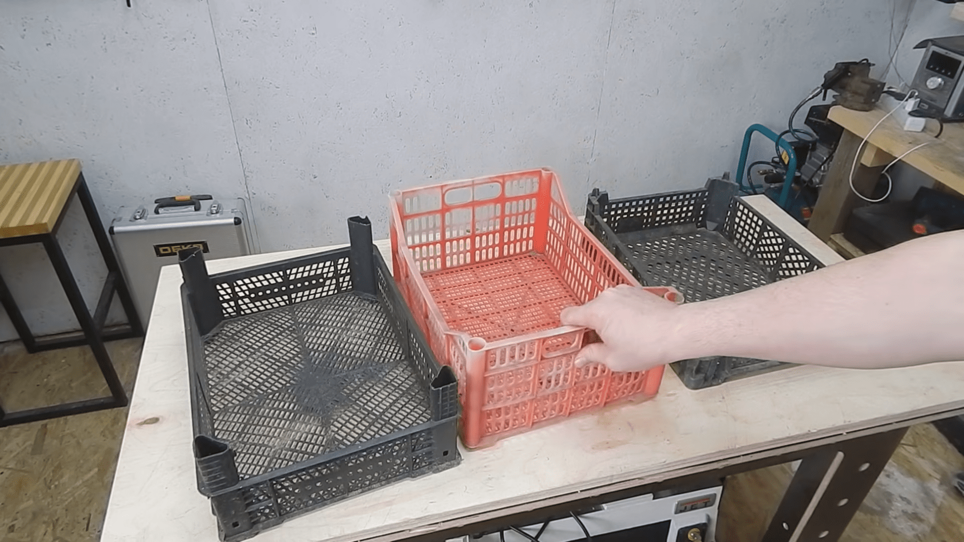 Садівники розповіли, як зробити зручний міні парник із пластикових ящиків